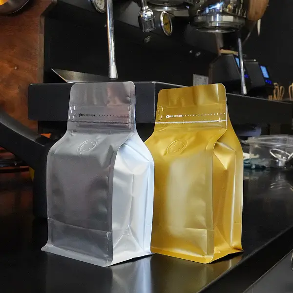 150Saquinhos de café G Stock com design de fundo plano exibidos no ambiente de café