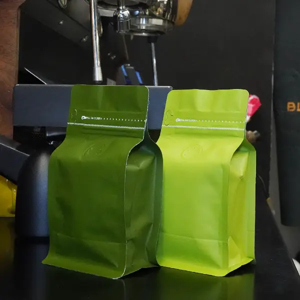 Saquinhos de café verdes foscos 150g com estrutura de fundo plano