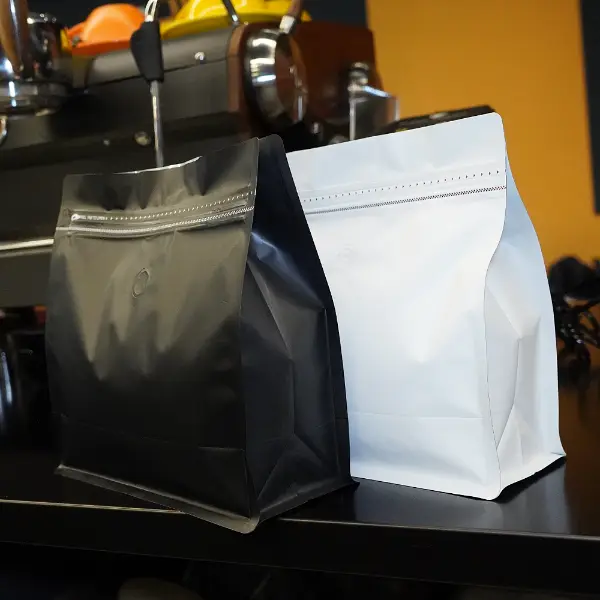 Sacos horizontais de 1kg preto e branco mostrando estrutura de fundo plano