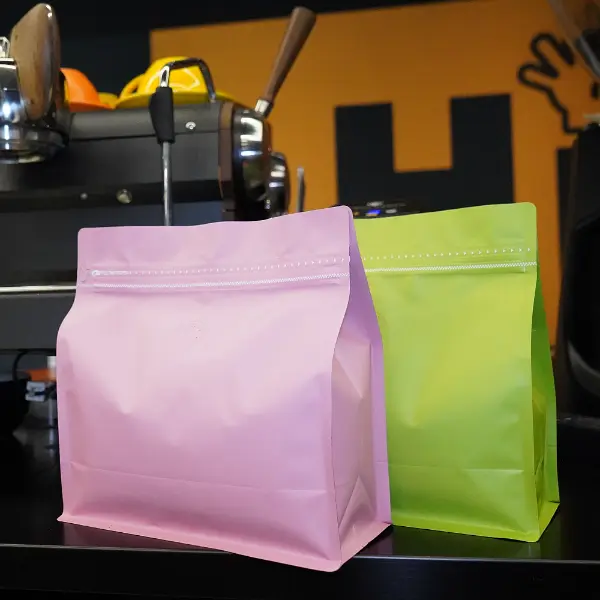 1Sacos horizontais de grama em cores rosa e verde
