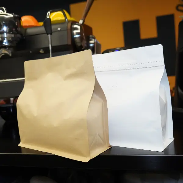 1Sacos horizontais de grama em Kraft e opções de material branco