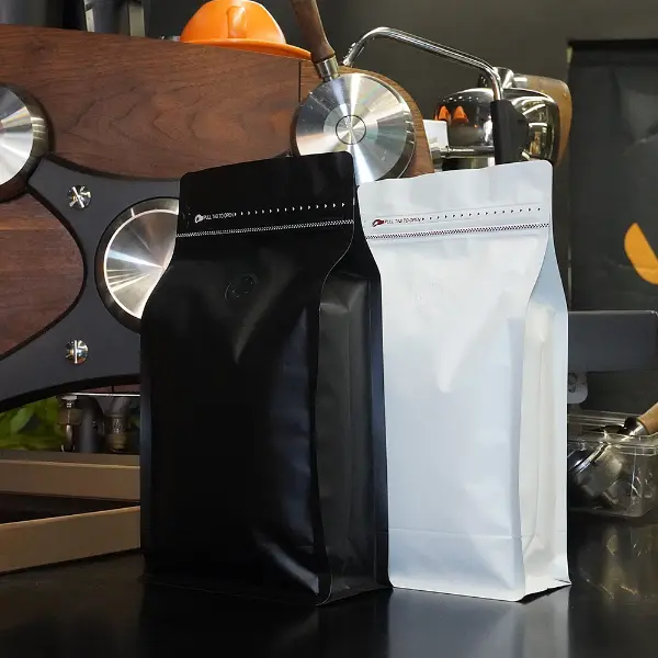 500Saquinhos de café G Stock em papel kraft e plástico, Vista frontal para embalagem de café