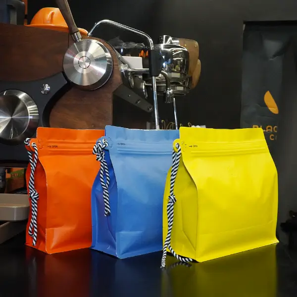 500Saquinhos de café G Stock com cordão nas cores laranja, azul e amarelo