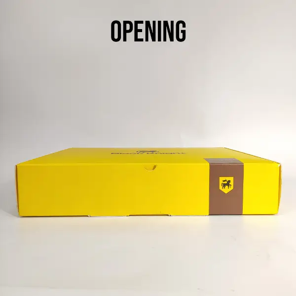 Lado aberto da caixa de papel personalizada mostrando o design estrutural e o fechamento