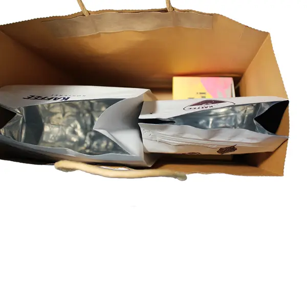 Vista interna de grandes sacolas de café em papel kraft em estoque mostrando capacidade para várias sacolas de café