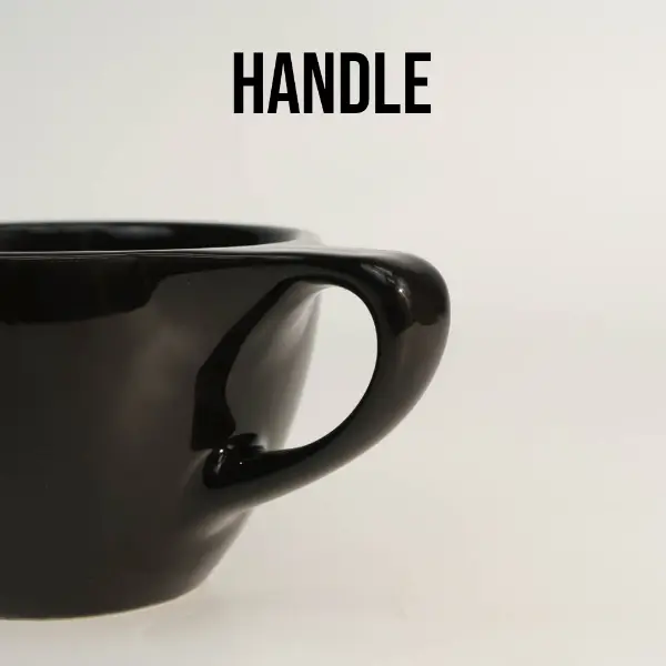 Detalhe do cabo da caneca de café redonda personalizada