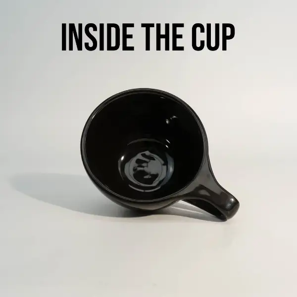 Vista interna de uma caneca de café cerâmica redonda de borda plana