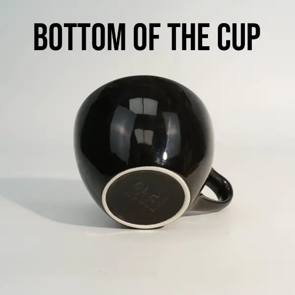 Vista inferior da caneca de café cerâmica personalizada com borda plana