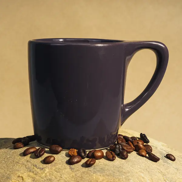 Caneca de café preta personalizada de cerâmica brilhante mostrada em plena vista com acabamento liso