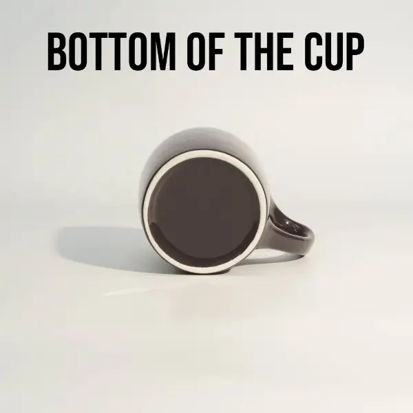 Vista inferior da base personalizada de caneca cerâmica preta brilhante