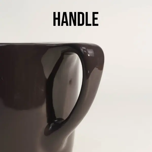 Detalhe do cabo liso da caneca de café cerâmica preta brilhante