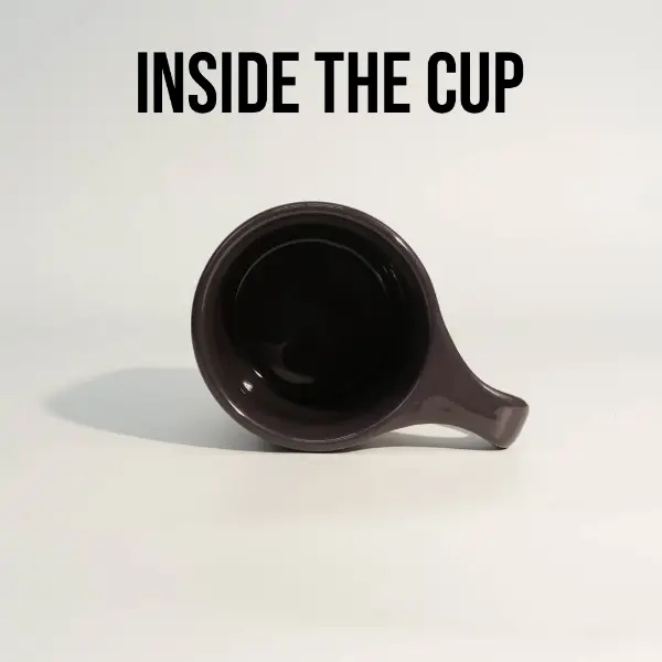 Vista interna da caneca de café cerâmica preta brilhante mostrando um esmalte interno liso