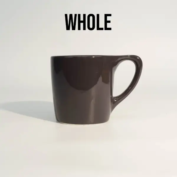 Caneca de café preta de cerâmica brilhante com cabo sobre fundo branco