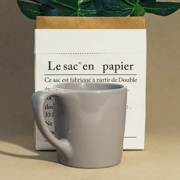 Copo de café personalizado de caneca cerâmica de boca plana mostrado em plena vista