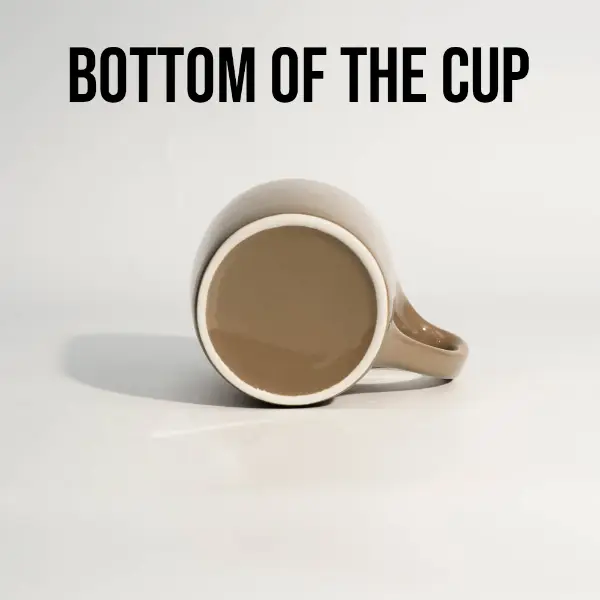 Vista inferior de caneca cerâmica marrom personalizada de boca plana
