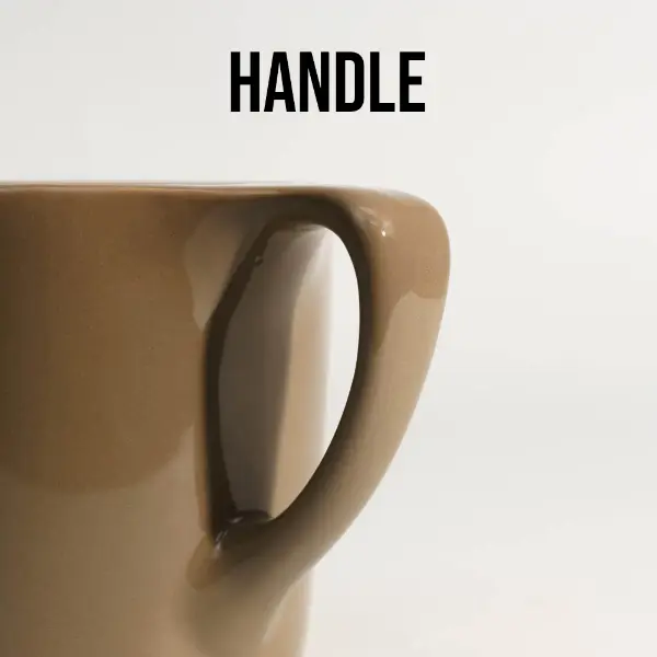 Detalhe da alça da caneca cerâmica marrom de boca plana personalizada