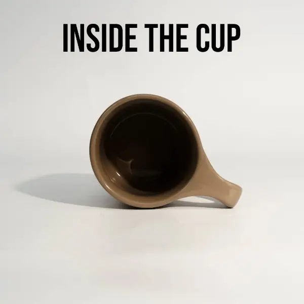 Vista interna de caneca de café cerâmica marrom personalizada de boca plana