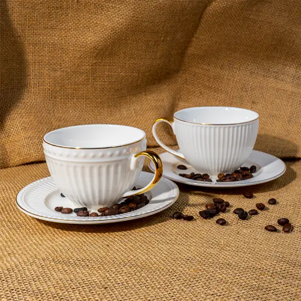 Caneca cerâmica personalizada em relevo com cabo dourado e pires combinando