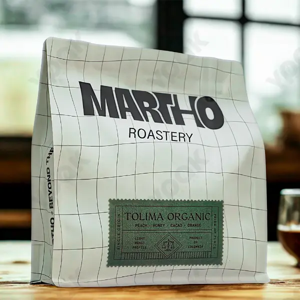 Adesivo de papel personalizado aplicado em embalagens de café especial com design minimalista