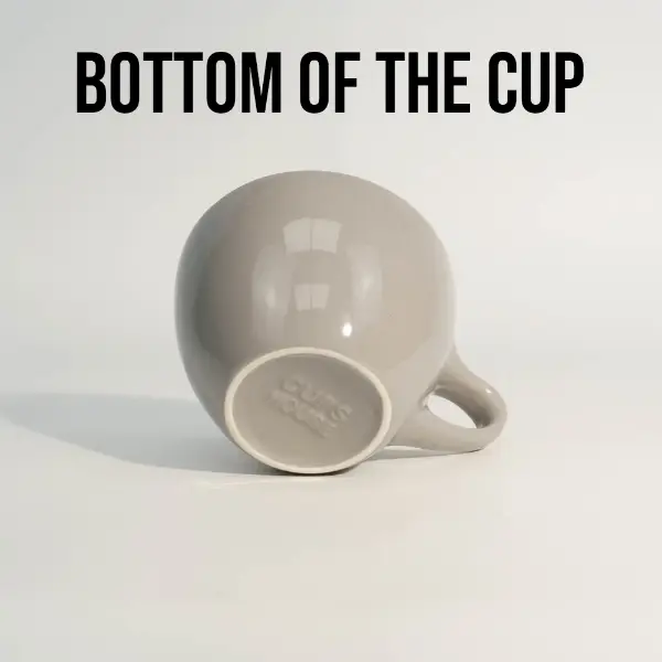 Fundo de uma xícara de café cerâmica cinza, redonda personalizada e de borda plana
