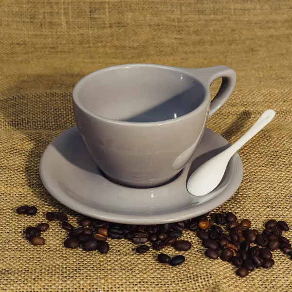 Xícara de café cerâmica cinza redonda personalizada com borda plana e esmalte liso