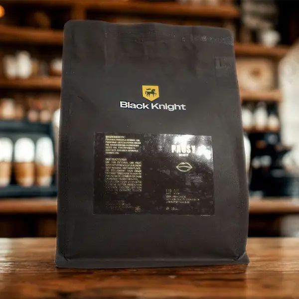 Adesivo UV transparente personalizado aplicado em embalagens premium de café
