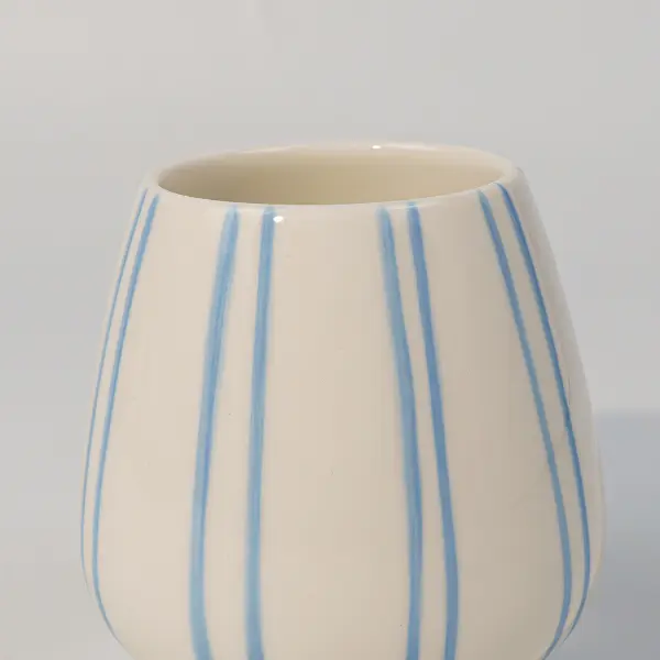 Design e impressão de copo cerâmico com decoração azul pintada à mão