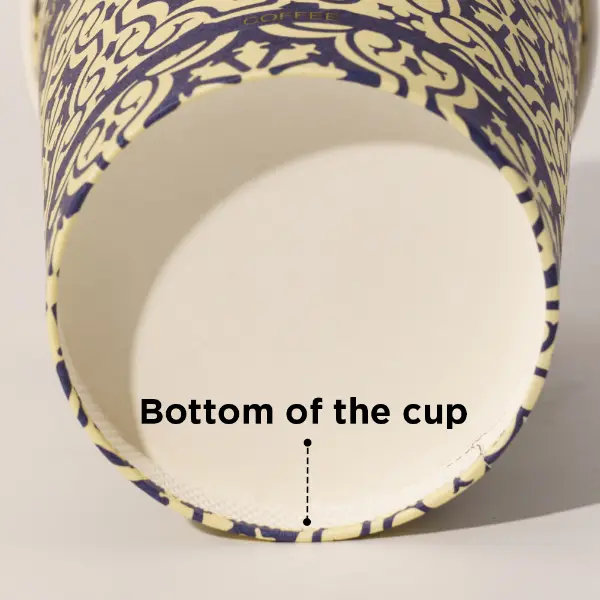 Vista inferior da relevação da xícara de café com base reforçada