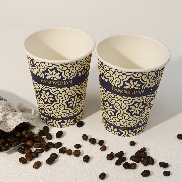 Copos de café de papel personalizados com relevo e design texturizado premium