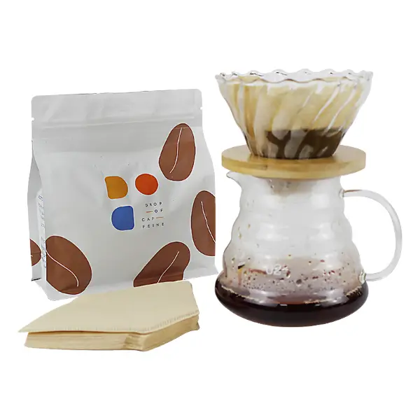 Despeje sobre a extração de café usando papel filtro V60 em formato de leque