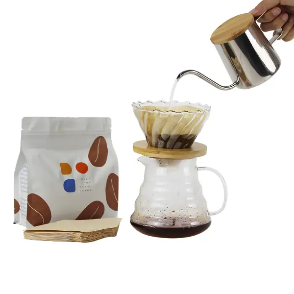 Papel filtro de café V60 em formato de leque usado na infusão de café por água abaixo