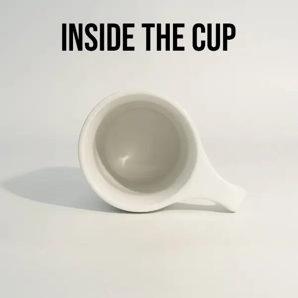 Vista inferior da caneca de café cerâmica de boca plana com base cerâmica estável