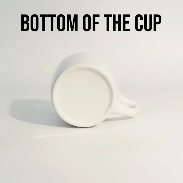 Detalhe da alça ergonômica da caneca de café de boca chata