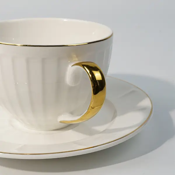 Cabo pintado de ouro em caneca de café cerâmica em relevo
