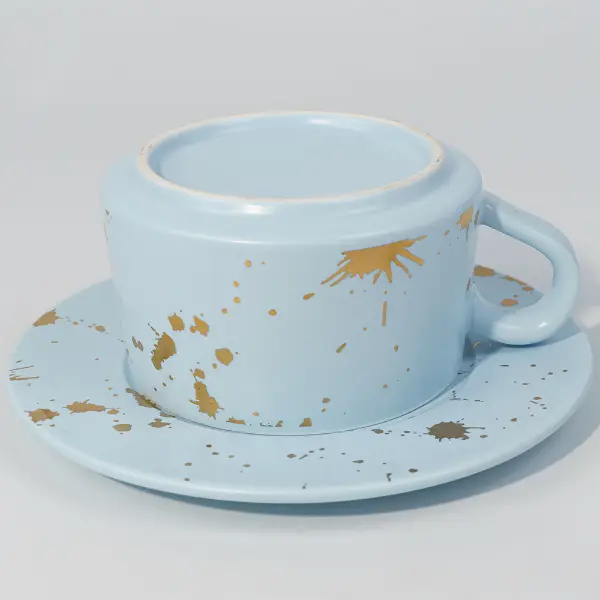 Vista inferior da caneca de café cerâmica de folha de ouro mostrando acabamento liso em esmalte