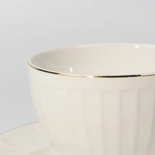 Detalhe de borda pintado a ouro em caneca de café cerâmica em relevo personalizada
