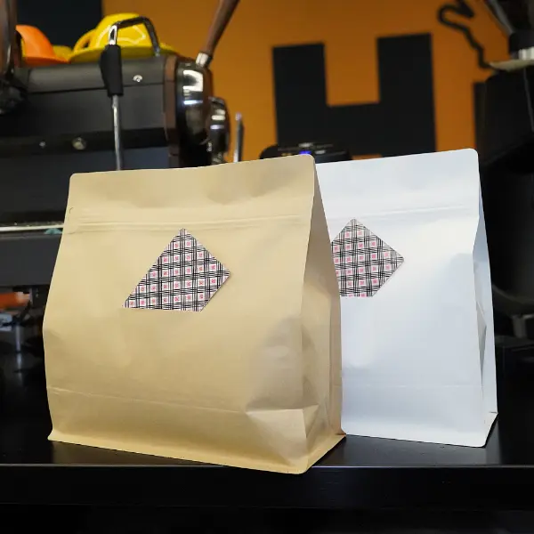 Detalhe da janela com fenda de cartão em sacos de café horizontais