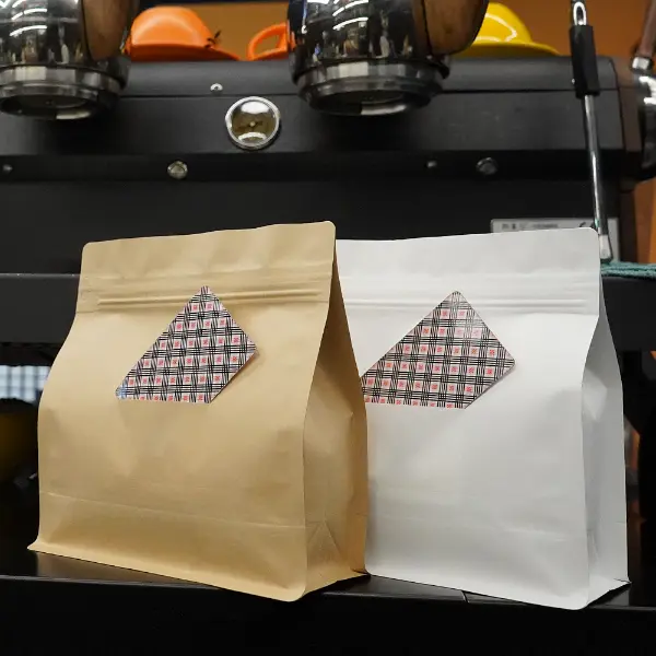 Sacolas de café horizontais com fenda de cartão vista frontal em kraft e papel branco