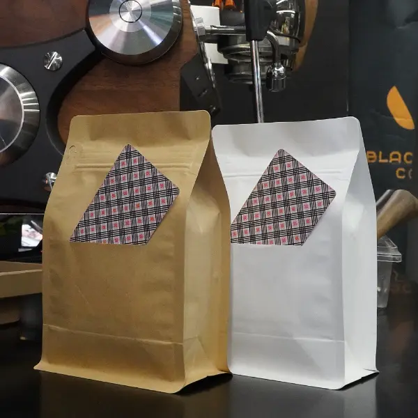 Sacolas de papel Kraft com fenda em cartão expostas em um ambiente de cafeteria
