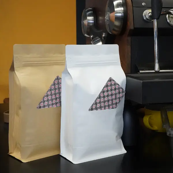 Saquinhos de café de papel kraft de fundo plano com pano lateral de cartão