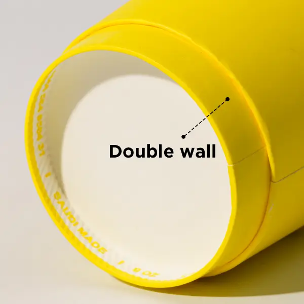 Estrutura de parede dupla de um copo de papel amarelo personalizado mostrada em detalhes próximos