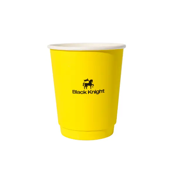 Copo de papel amarelo único com o logo do Cavaleiro Negro mostrado em vista frontal limpa