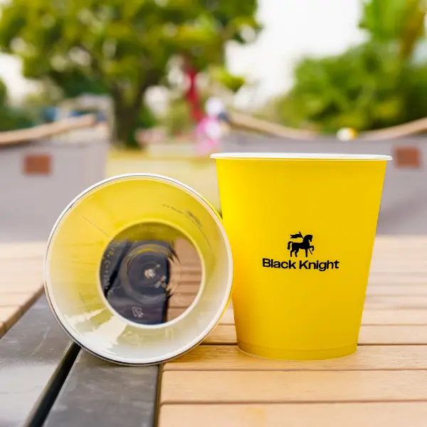 Copo de gelo PET com logo personalizado em amarelo, Adequado para café gelado e bebidas geladas