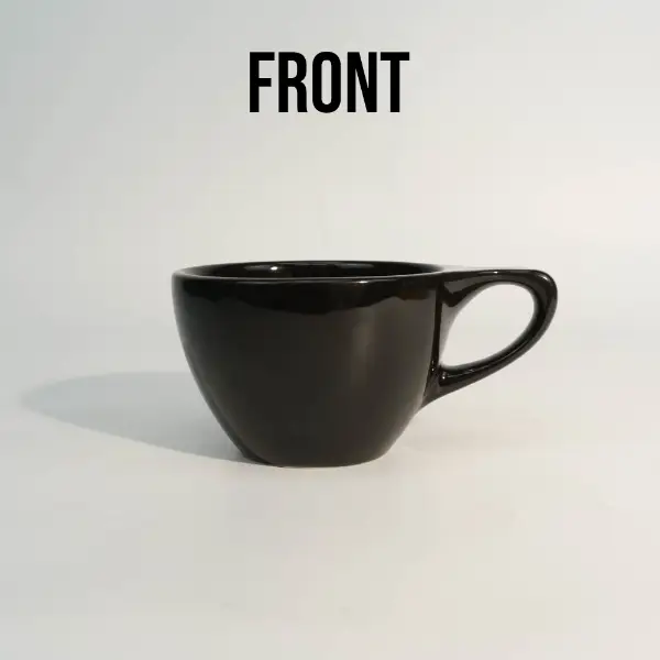 Vista frontal de uma xícara de café cerâmica redonda personalizada com borda plana