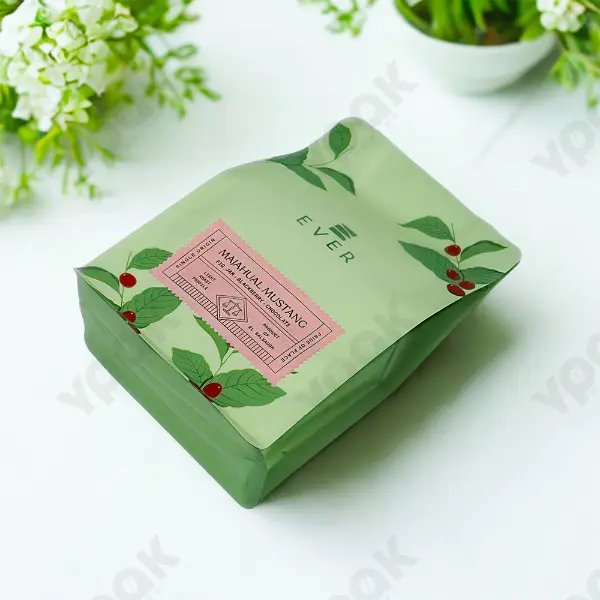 Adesivo de papel de formato personalizado aplicado em um saco de embalagem de café premium