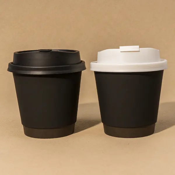 Copos de papel com toque suave e tampas pretas e brancas, Design premium de parede dupla para cafeterias