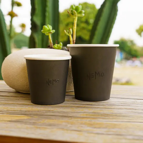 Copos personalizados de papel fosco UV com logo em ambiente externo