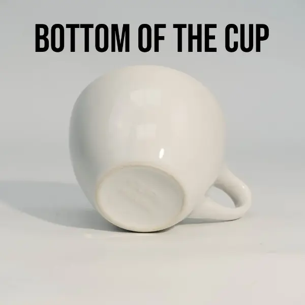 Vista inferior da base da caneca de café cerâmica branca com tampa plana