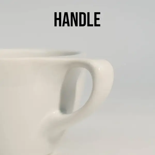 Detalhe do cabo da caneca de café cerâmica branca de tampa plana