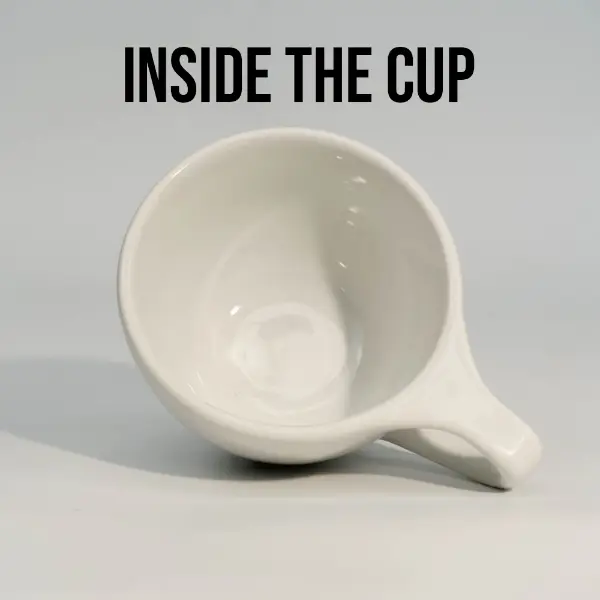 Vista interna da caneca de café cerâmica branca de tampa plana
